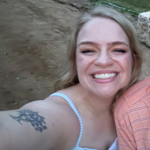 Meet your Posher, Jan - Picture 2 of 4